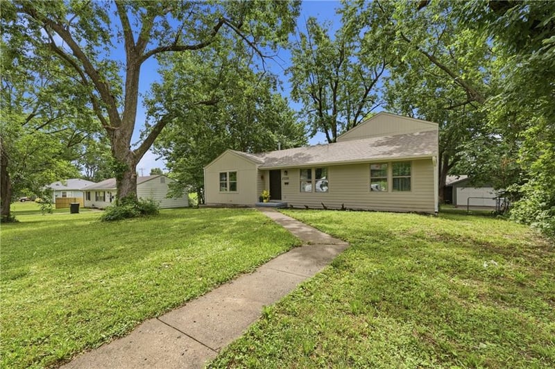 2526 Queen Ridge Dr, Independence, MO 64055