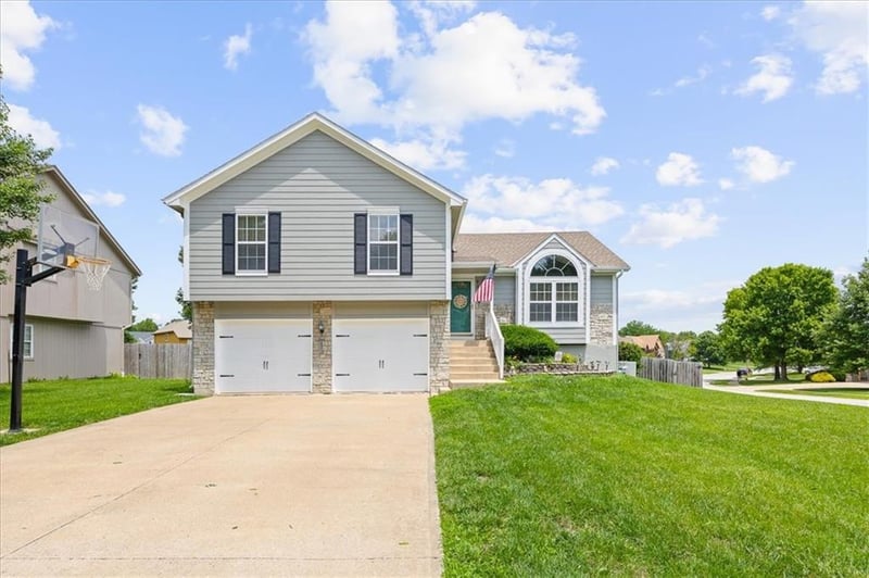 1300 Princeton Dr, Lee's Summit, MO 64081