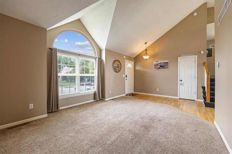 1300 Princeton Dr, Lee's Summit, MO 64081