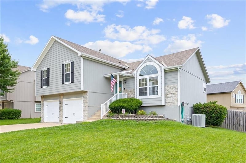 1300 Princeton Dr, Lee's Summit, MO 64081
