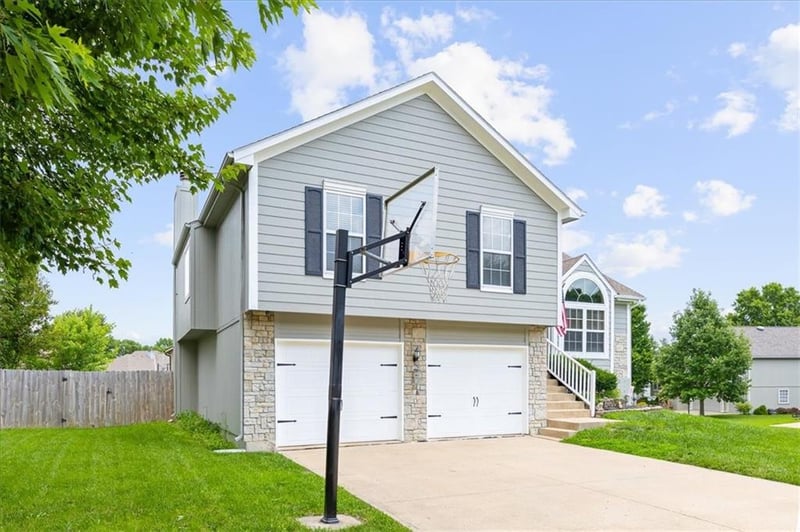 1300 Princeton Dr, Lee's Summit, MO 64081