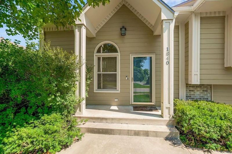 1840 7th St, Lee's Summit, MO 64063