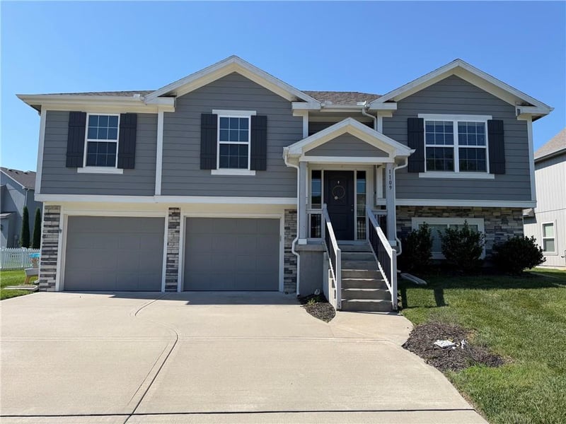 1109 Arborway Dr, Lee's Summit, MO 64082