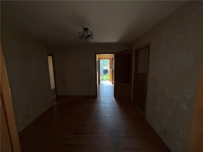 10107 Cambridge Ave, Kansas City, MO 64134