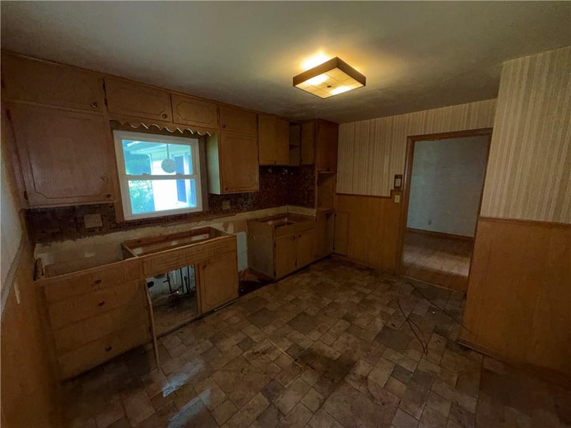 10107 Cambridge Ave, Kansas City, MO 64134
