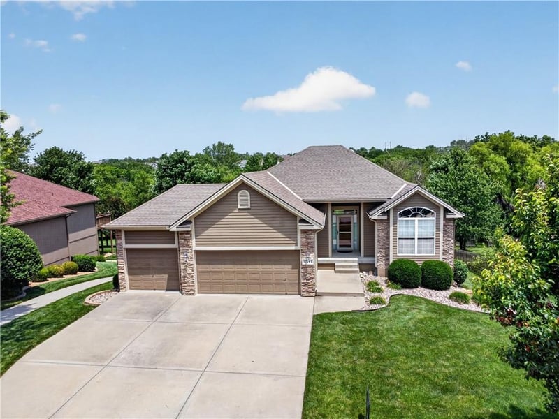 10141 Lane Dr, Kansas City, MO 64157