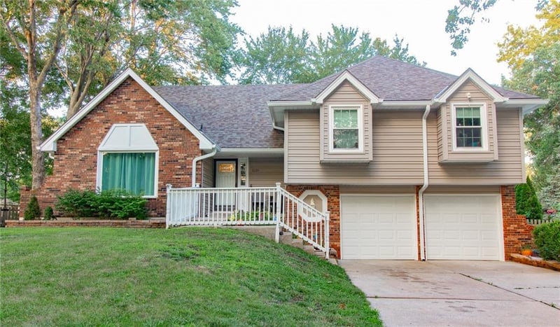 1139 Clubhouse Ct, Lee's Summit, MO 64086