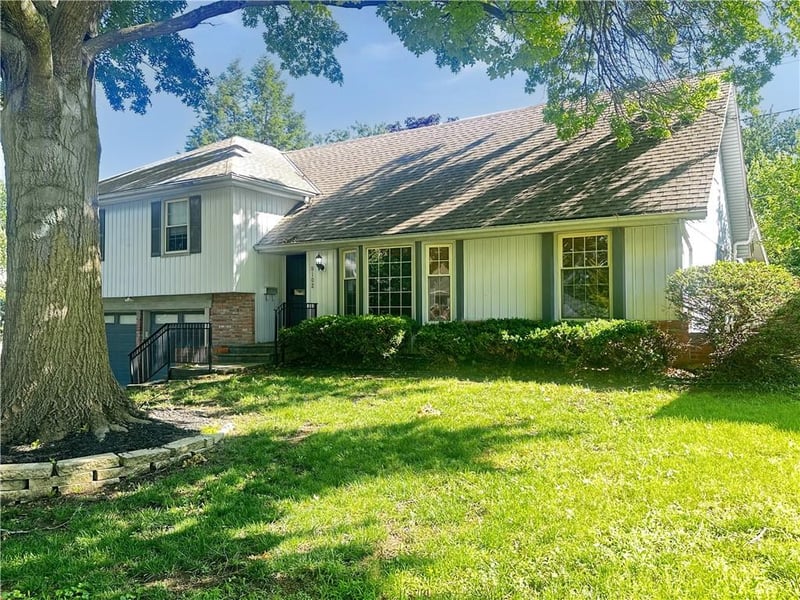 9102 81st Ter, Overland Park, KS 66204