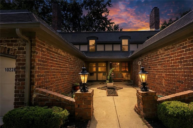 10228 Robinson St, Overland Park, KS 66212