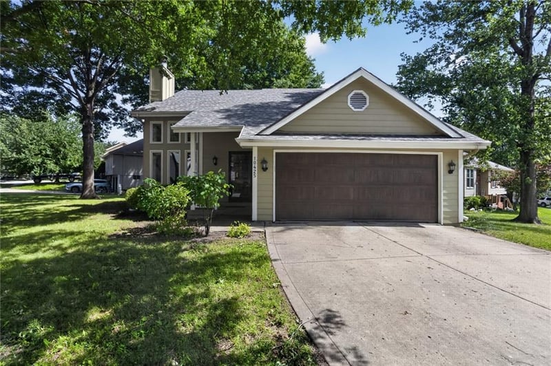 10425 Campbell Ct, Kansas City, MO 64155