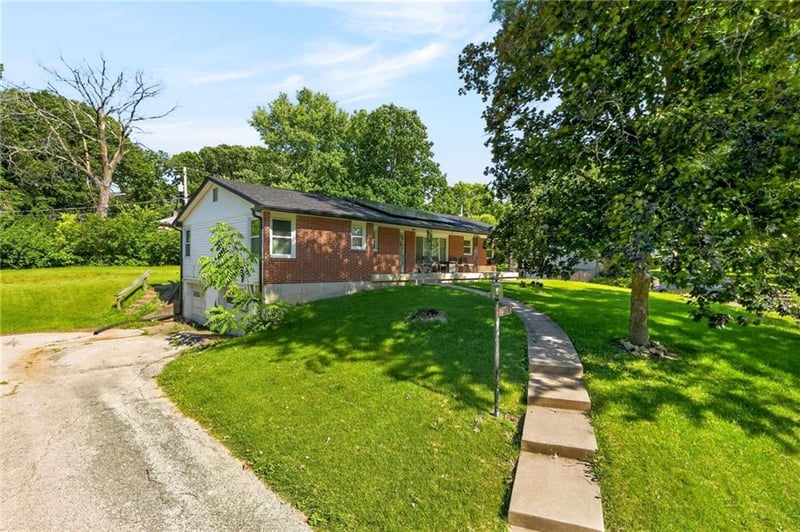 6157 Meadowlane Cir, Oakwood Park, MO 64118