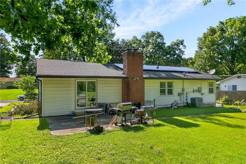 6157 Meadowlane Cir, Oakwood Park, MO 64118