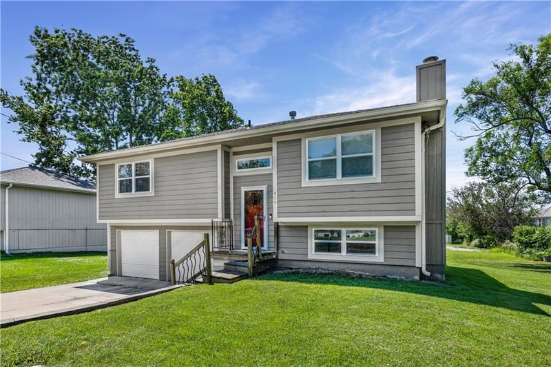409 South St, Spring Hill, KS 66083