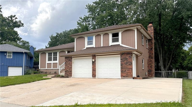1208 4th Ter, Lee's Summit, MO 64063