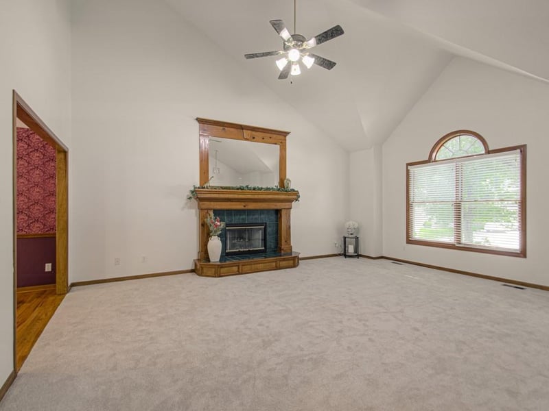920 102nd St, Kansas City, MO 64155
