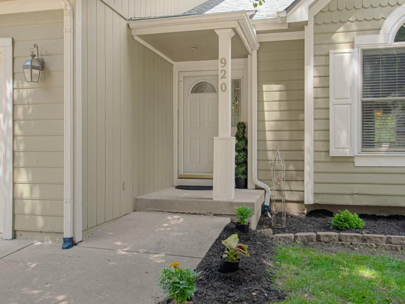 920 102nd St, Kansas City, MO 64155