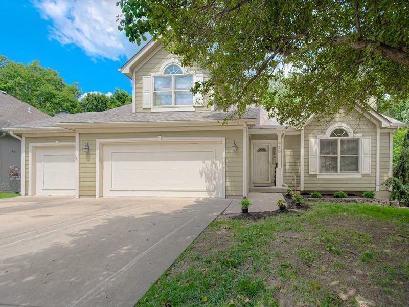 920 102nd St, Kansas City, MO 64155