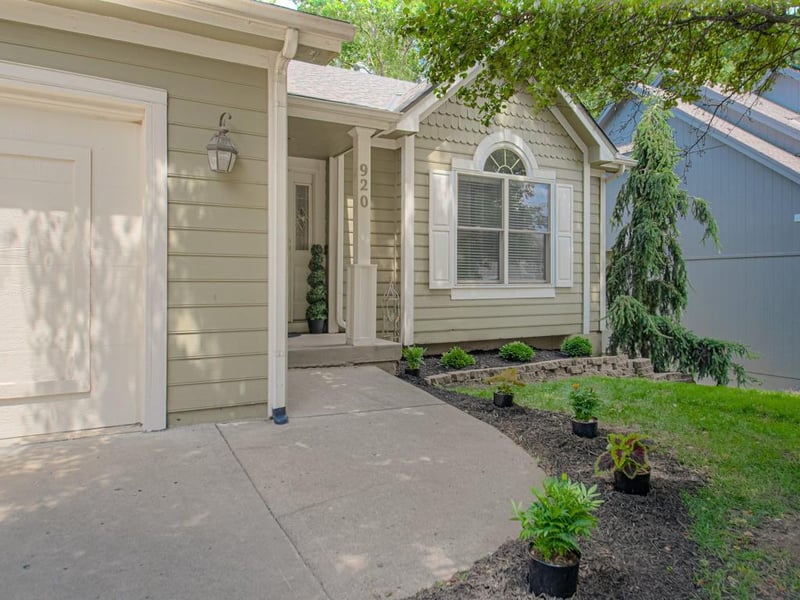 920 102nd St, Kansas City, MO 64155