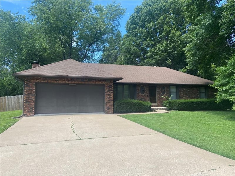 3313 Pickett Rd, St Joseph, MO 64503