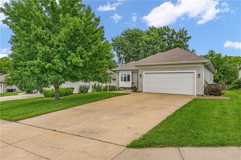 940 Woodbridge Ct, Topeka, KS 66606