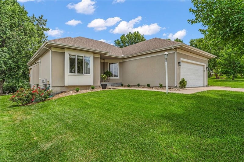 940 Woodbridge Ct, Topeka, KS 66606
