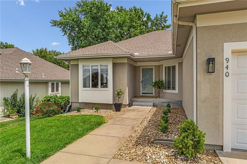 940 Woodbridge Ct, Topeka, KS 66606