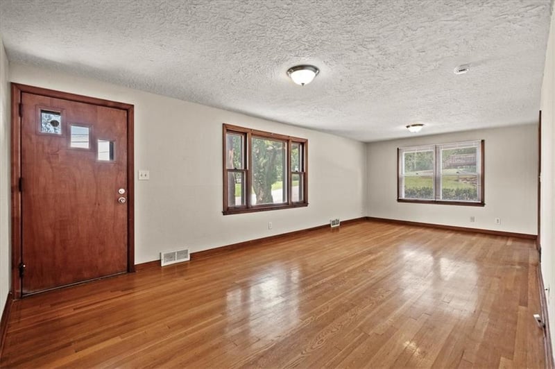 8905 E 55th St, Raytown, MO 64133