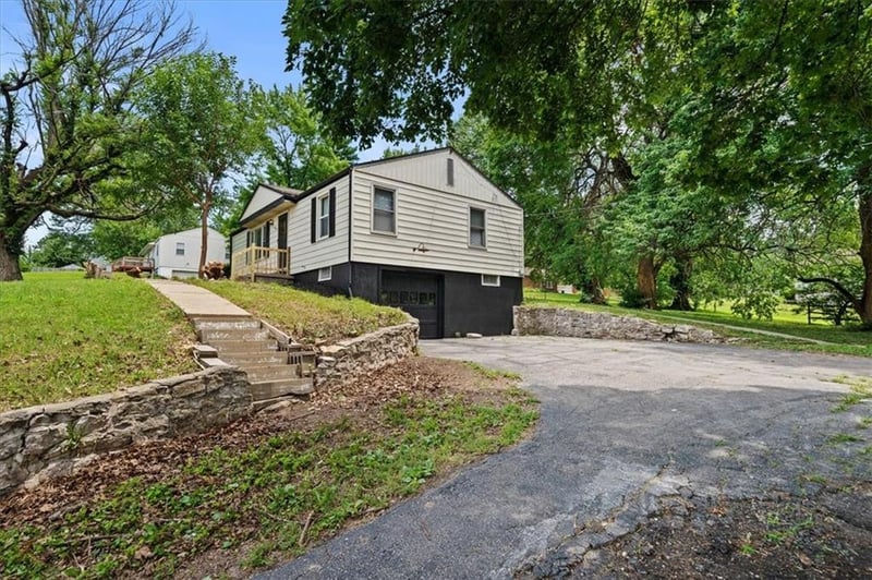 8905 E 55th St, Raytown, MO 64133