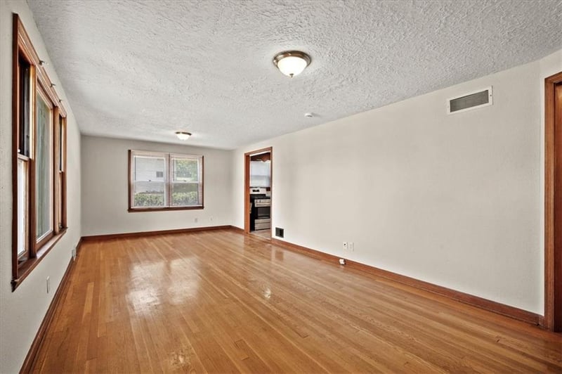 8905 E 55th St, Raytown, MO 64133