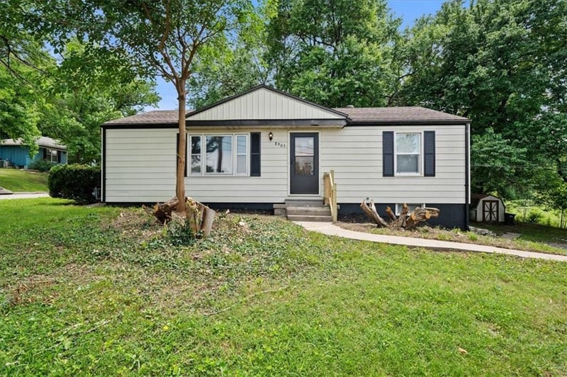 8905 E 55th St, Raytown, MO 64133