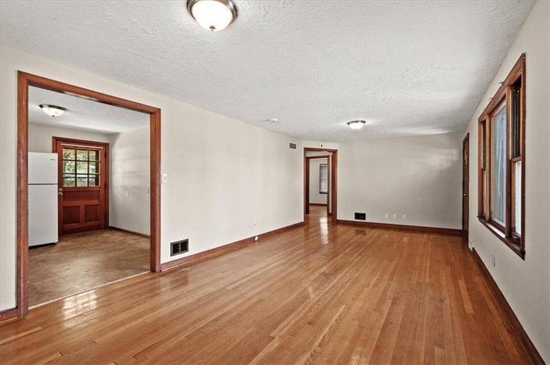8905 E 55th St, Raytown, MO 64133
