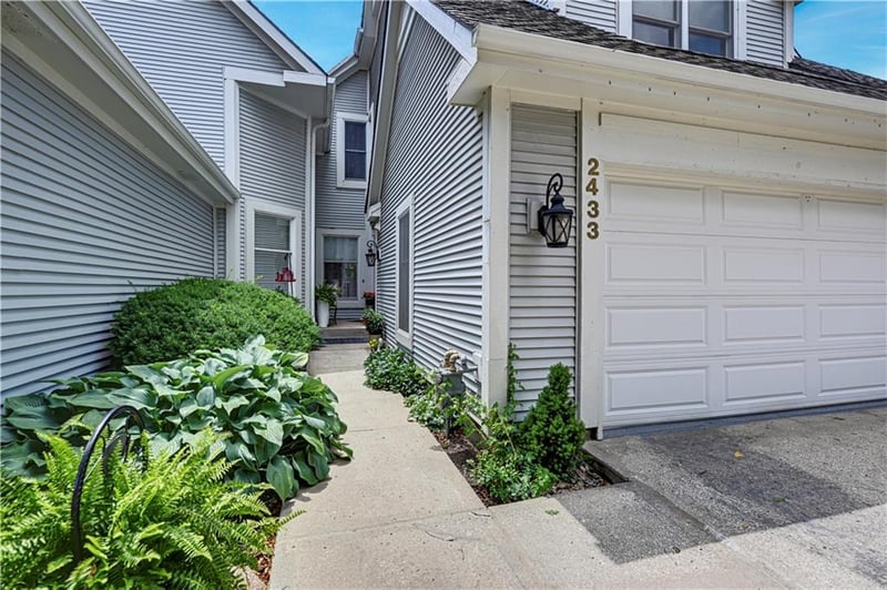2433 137th Pl, Leawood, KS 66224