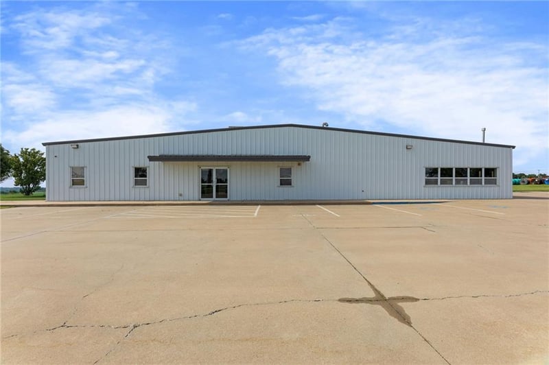 900 Miller Rd, Iola, KS 66749
