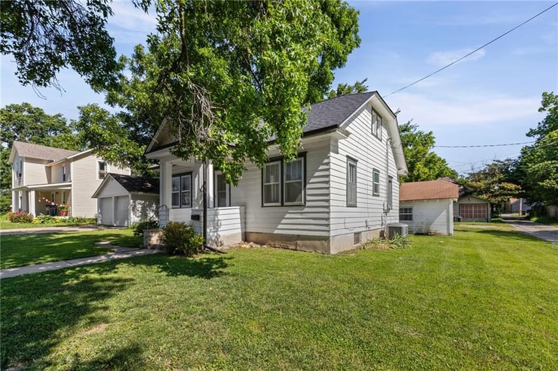 319 5th St, Ottawa, KS 66067