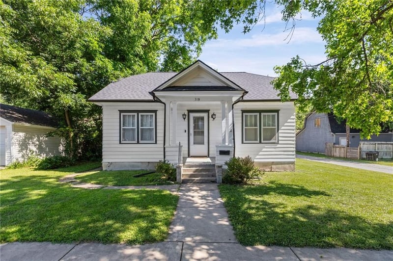 319 5th St, Ottawa, KS 66067