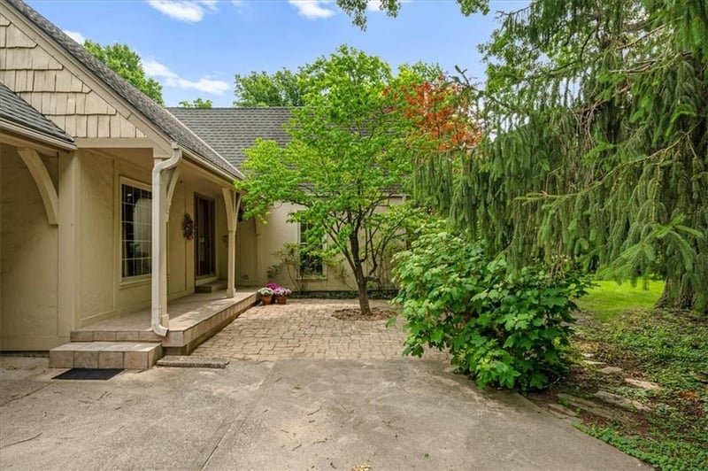 2326 95 St, Leawood, KS 66206