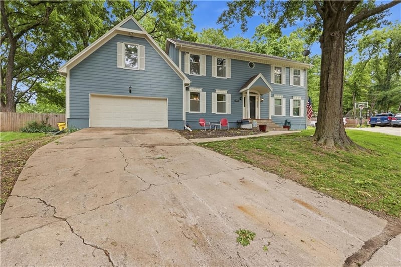 1402 Weatherstone Ln, Blue Springs, MO 64015