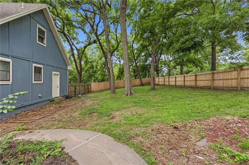 1402 Weatherstone Ln, Blue Springs, MO 64015