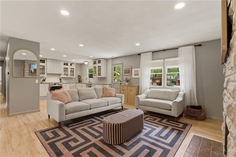 927 20th Ter, Lawrence, KS 66046