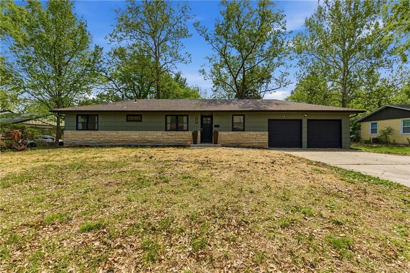 927 20th Ter, Lawrence, KS 66046