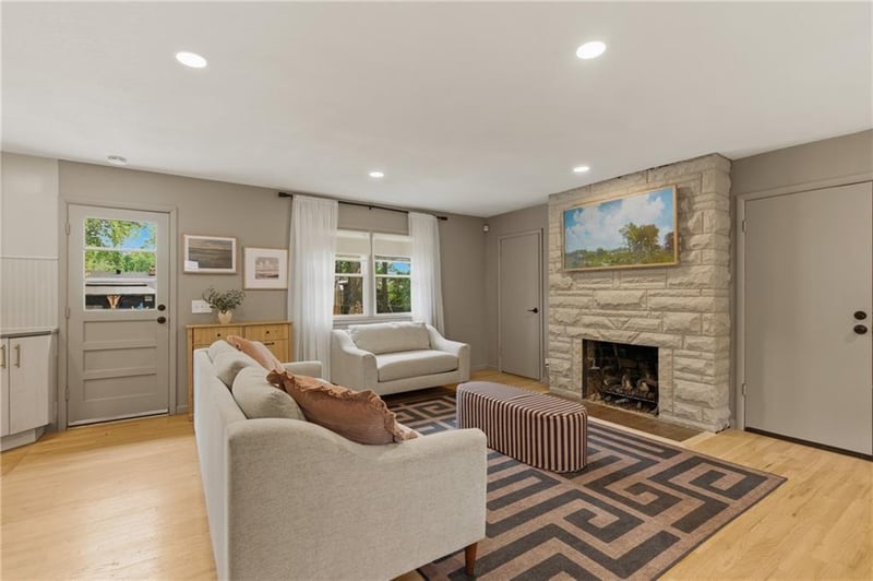 927 20th Ter, Lawrence, KS 66046