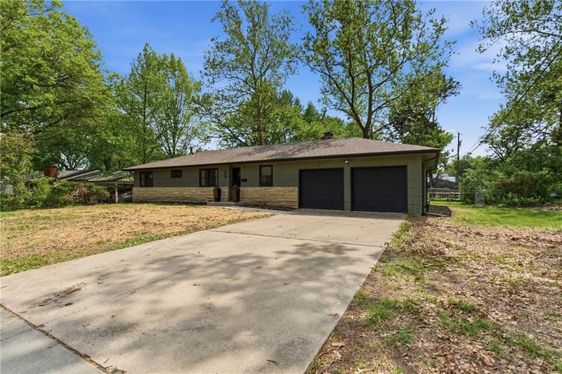 927 20th Ter, Lawrence, KS 66046