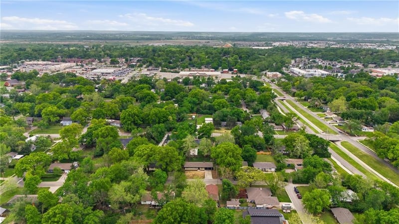927 20th Ter, Lawrence, KS 66046