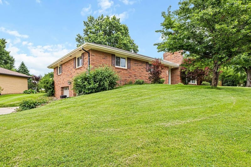5 Carriage Dr, St Joseph, MO 64506