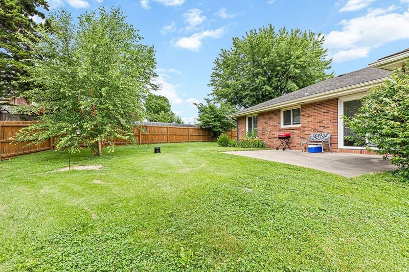 5 Carriage Dr, St Joseph, MO 64506