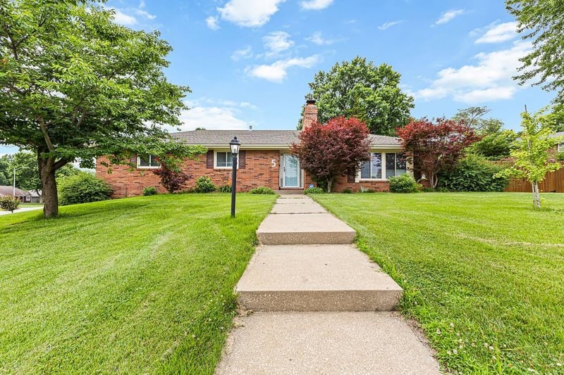 5 Carriage Dr, St Joseph, MO 64506