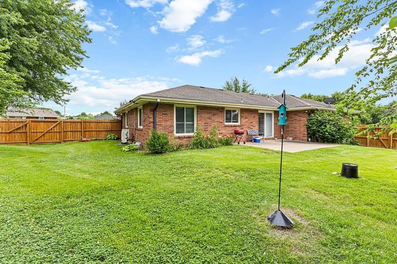 5 Carriage Dr, St Joseph, MO 64506