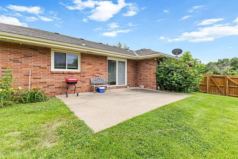 5 Carriage Dr, St Joseph, MO 64506