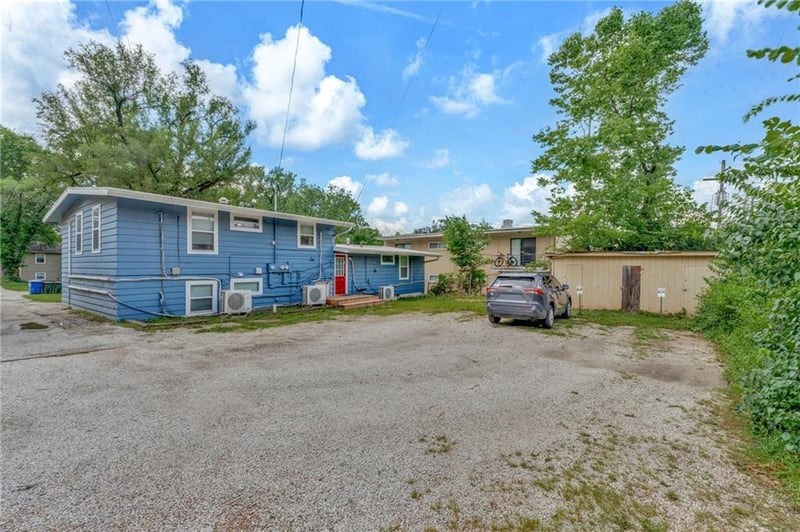 610 25th St, Lawrence, KS 66046