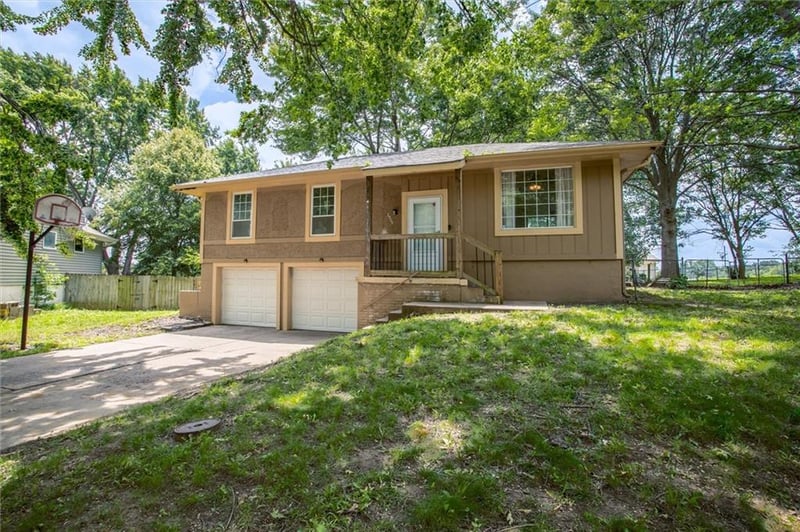 2500 Jackson Ct, Blue Springs, MO 64015